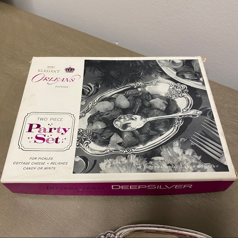 International Silver Orleans Pattern Party Set - Picture 2 of 11